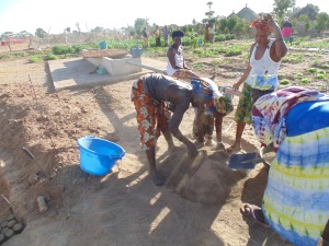 Women preparing the soil mix for the tree sacks. Two parts sifted sand and one part sifted cow manure, mix together, add water until moist, and fill until full. Each group brought their own sifted sand and manure to expedite the process.