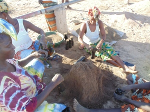 Women filling the tree sacks. Each woman is responsible for 10 small tree sacks and 10 large tree sacks. The small tree sacks can support the root systems of thorny live fencing species, shade trees, and smaller fruit trees until outplanting. The large sacks are for planting mangoes and cashews.